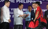 Tổng thống Philippines nói xin lỗi khi tiễn ngư dân Việt Nam về nước